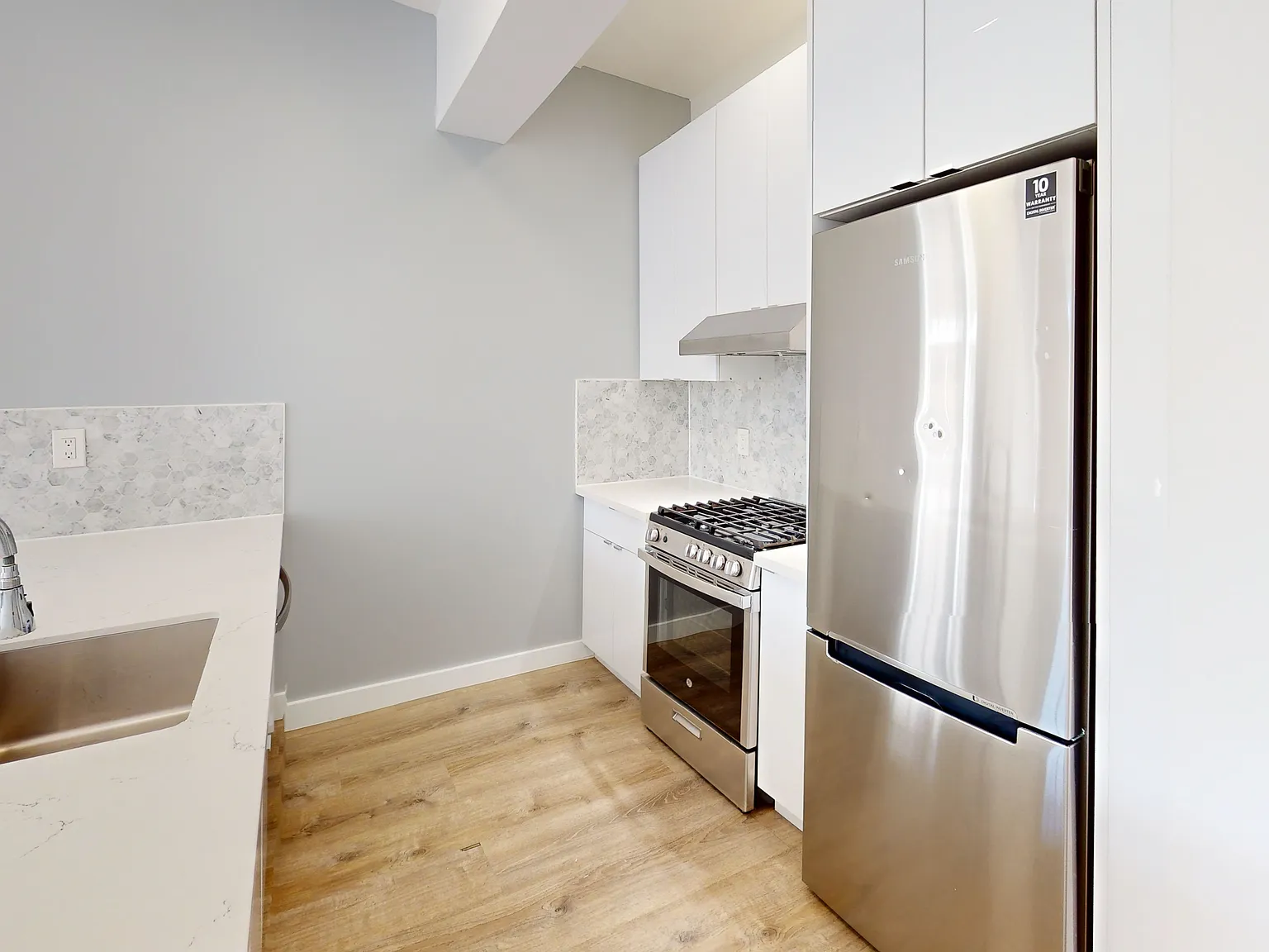 Remodeled Junior 1BR with Island Kitchen & In-Unit Laundry in Lower Nob Hill — Photo 3