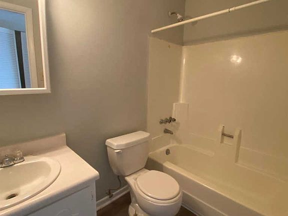 4th image of 3772 Camelot Dr