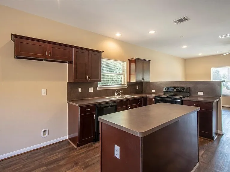 8142 Cabot St — Photo 4