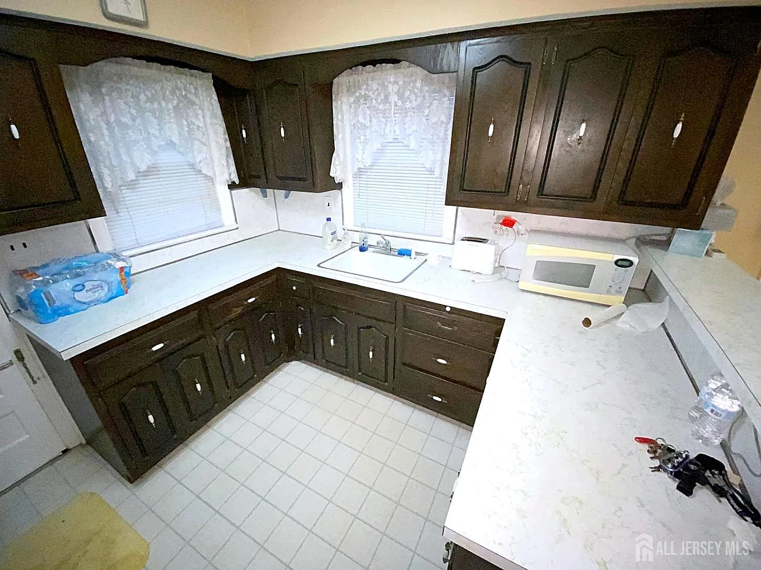 3 bed, 1.0 bath, $2,400 — Photo 2