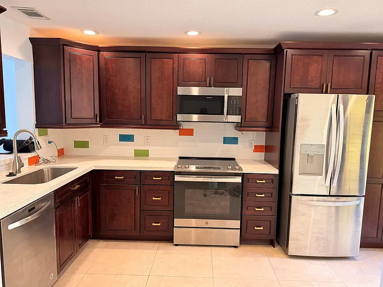 797 S Riverside Dr — Photo 3