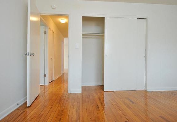 3rd image of 25 Montrose Manor Ct APT E