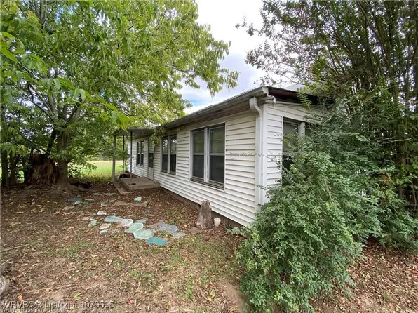 305 1st St, Barling, AR 72923