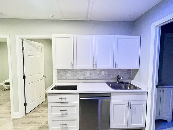 2 bedroom, 1 bath, full kitchen with cook wear, dishwasher, microave, and utensiles in New Port Richey