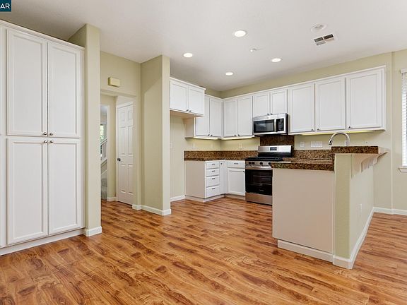 4th image of 452 Chestnut St