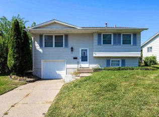 2846 Magnolia Dr, Bettendorf, IA 52722