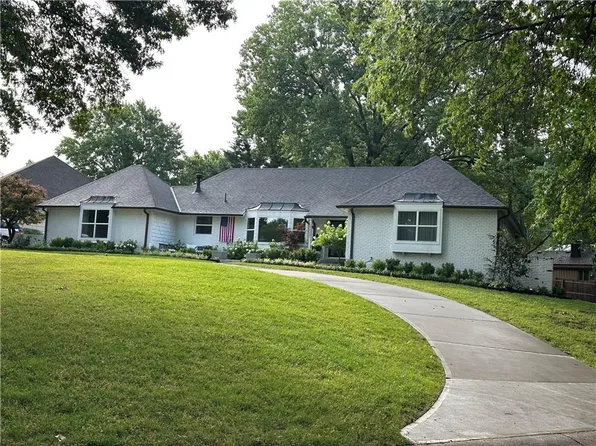 1007 W 113th Ter, Kansas City, MO 64114