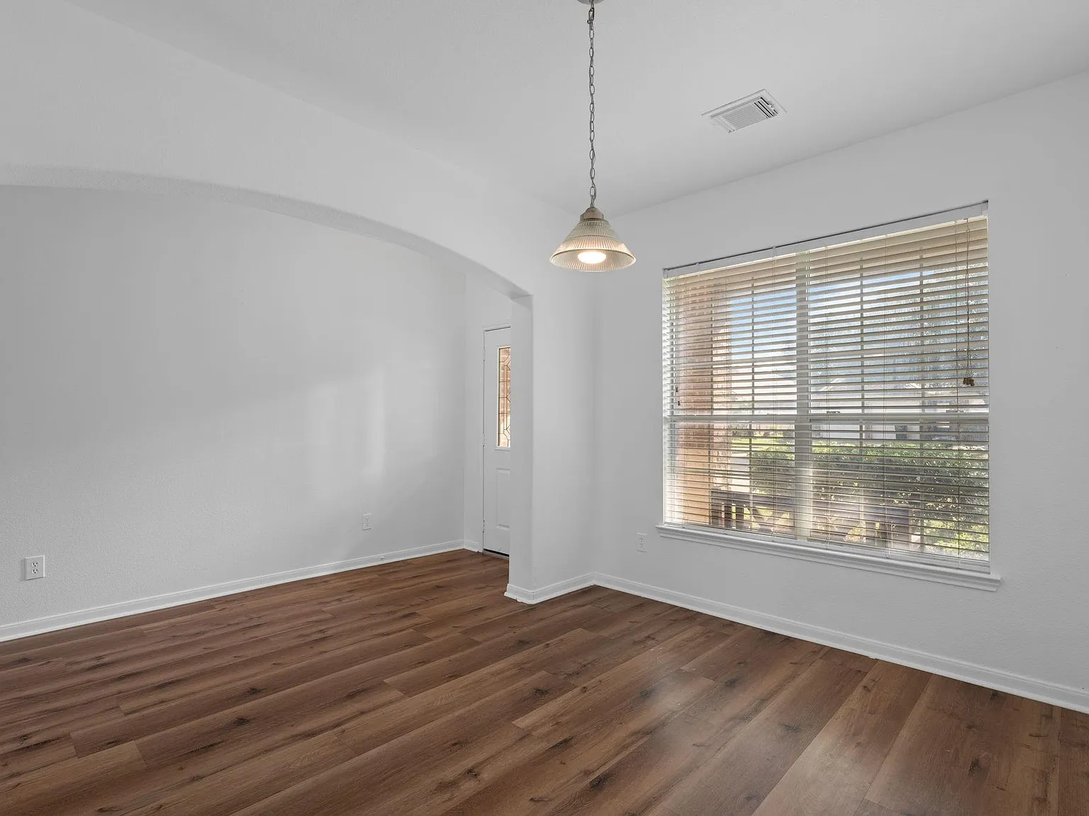 3 bed, 2.5 bath, 2460 sqft, $2,200 — Photo 4