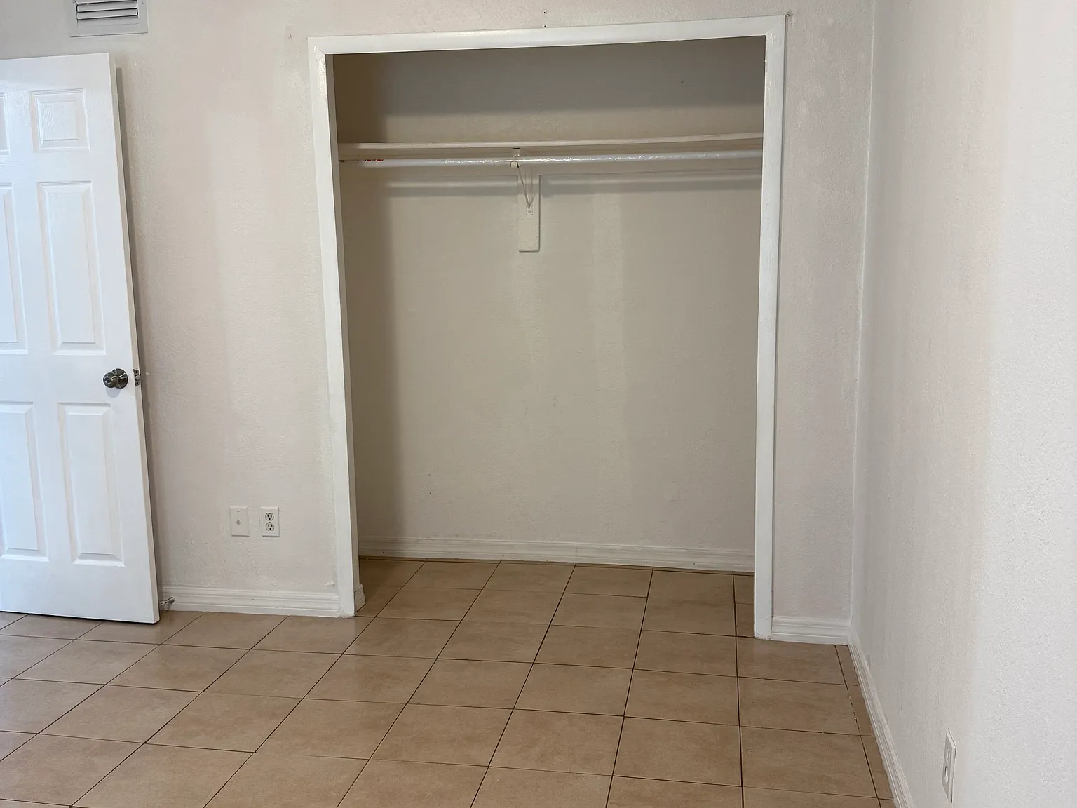 2 bed, 1.5 bath, 930 sqft, $1,600 — Photo 4