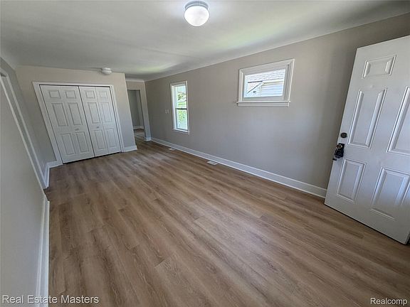 4th image of 1016 Gillett St