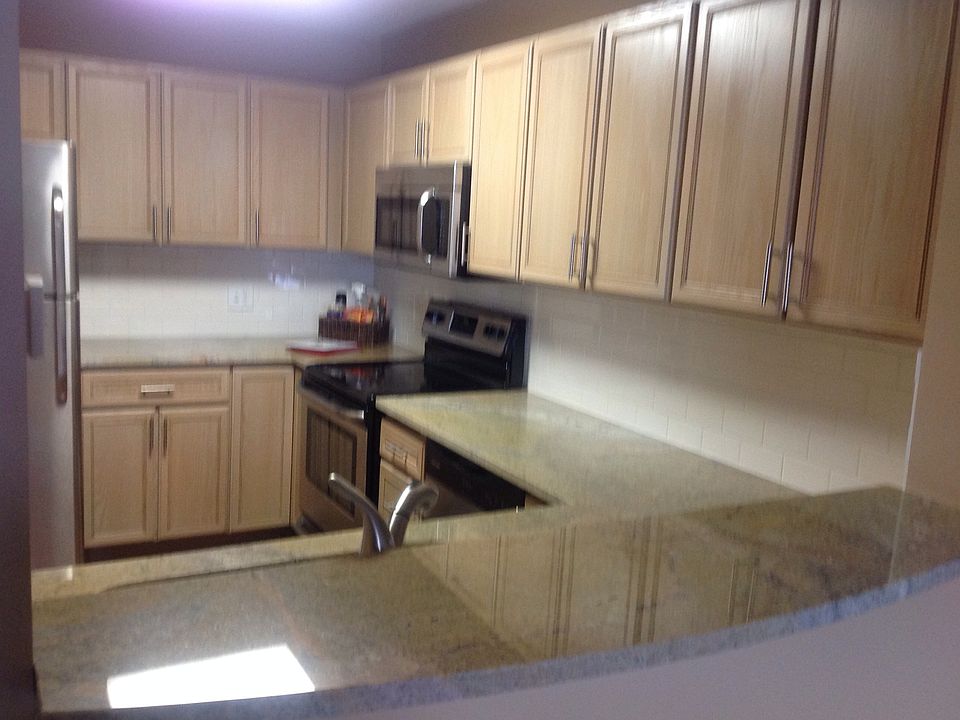 Stainless appliances, granite, backsplash