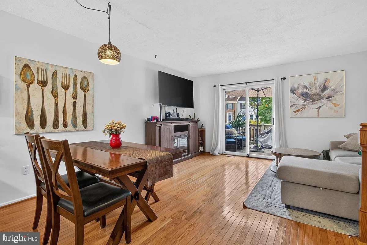 3 bed, 2.5 bath, 1408 sqft, $2,400 — Photo 2