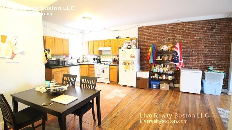 2nd image of 526 Harvard St #15F