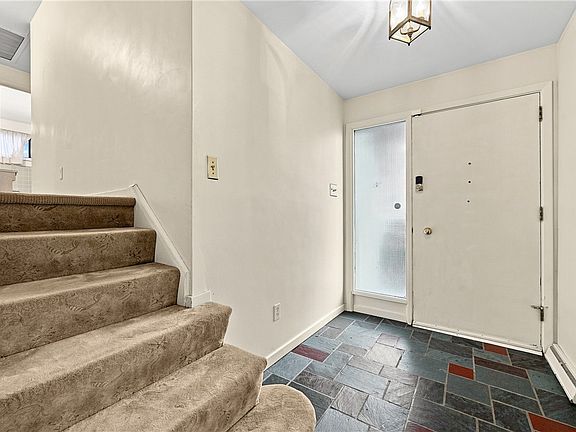 3rd image of 801 Linda Ln