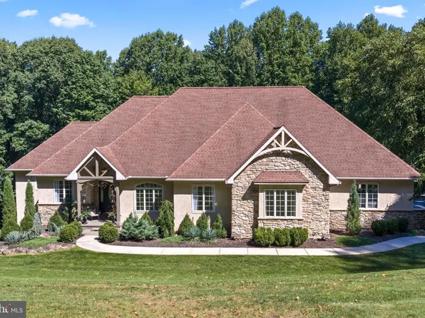 8 Bordeaux Dr, Mohnton, PA 19540