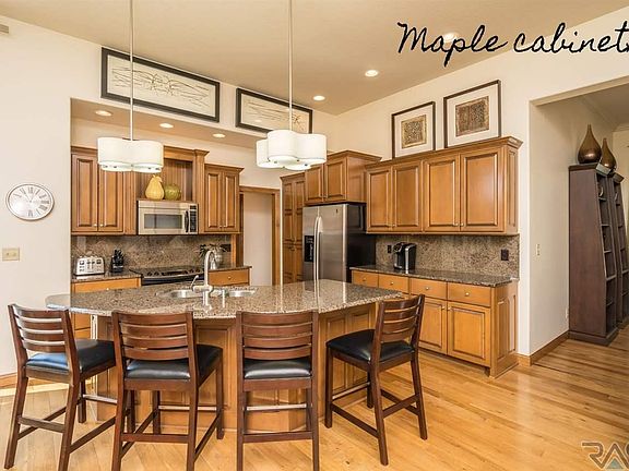 5th image of 304 E Pinehurst Dr