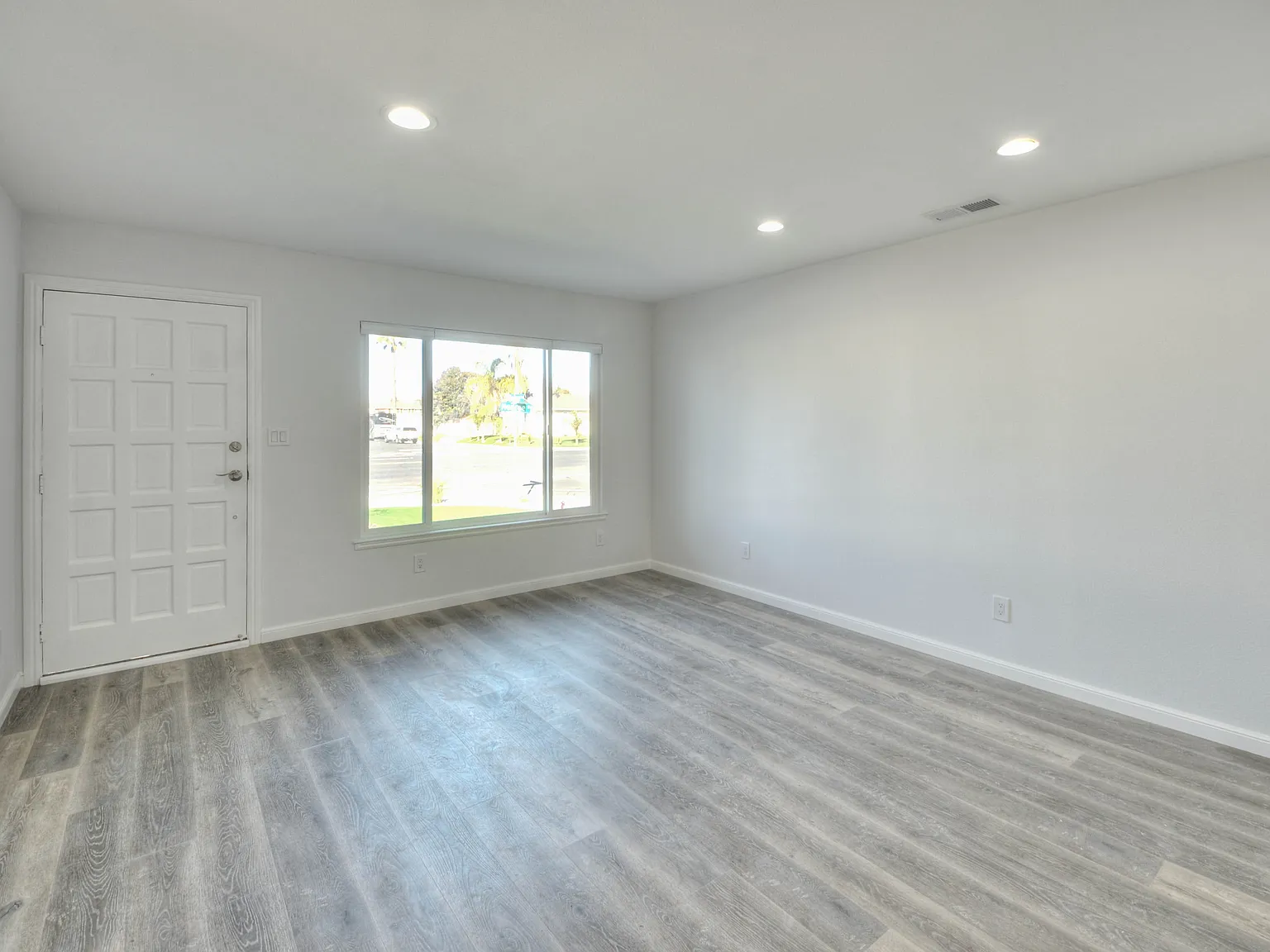 3 bed, 2.0 bath, 1207 sqft, $5,400 — Photo 3