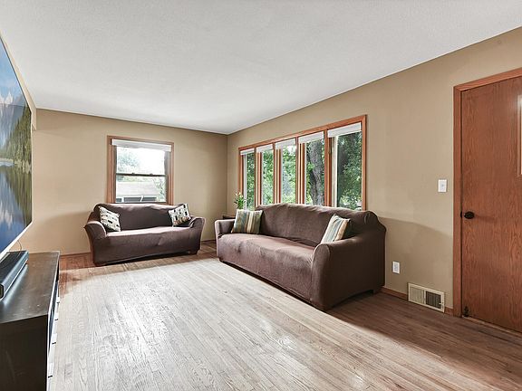 3rd image of 720 Rushmore Dr