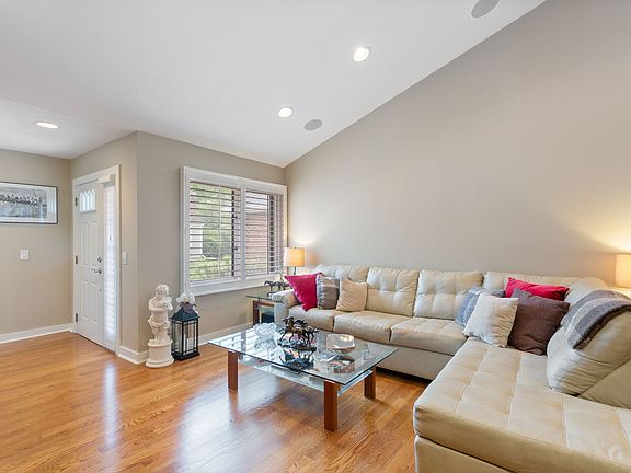 4th image of 6 Hastings Ln #6