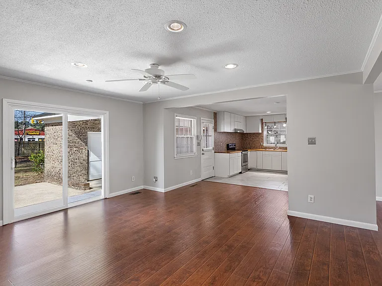 400 Hallmark Rd — Photo 11