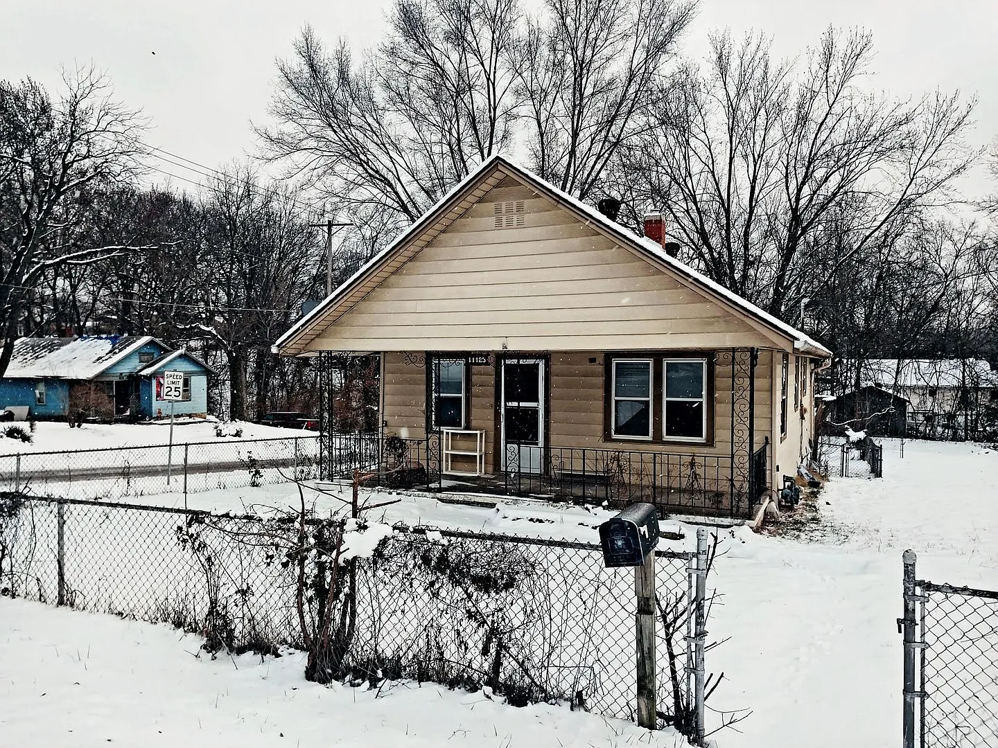 2 bed, 1 bath, basement, big yard — Photo 1
