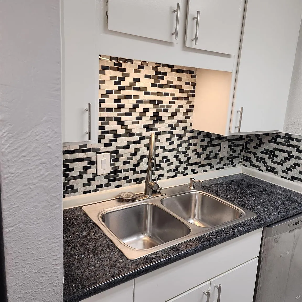 2 bed, 1.0 bath, 918 sqft, $1,500 — Photo 1