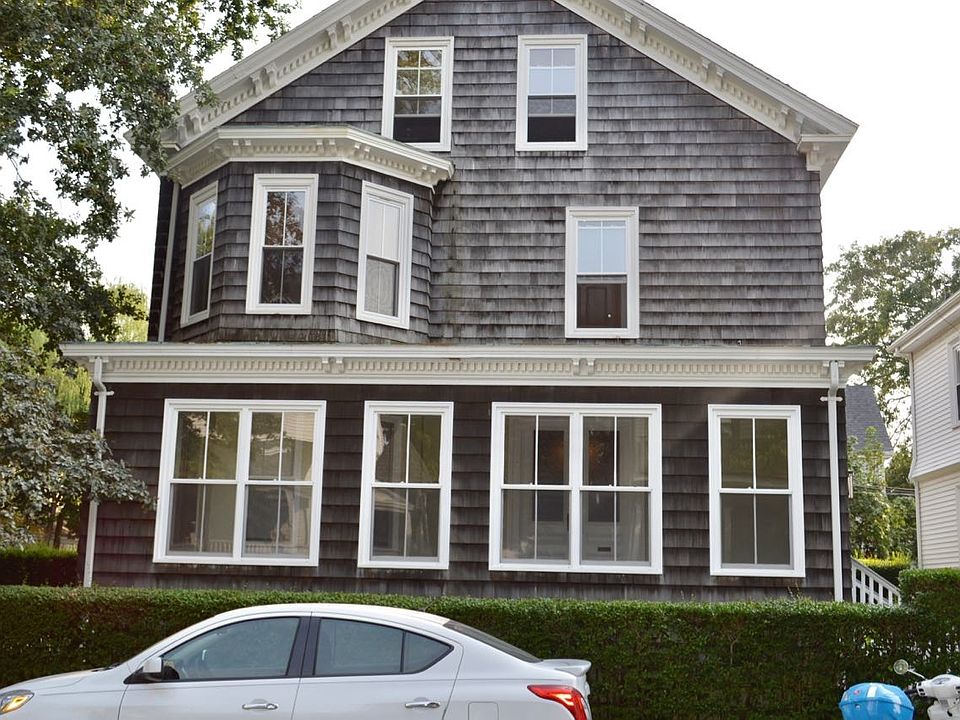 Charming 3rd floor 2 bedroom apartment available April 1