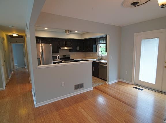 5th image of 407 Elwood St