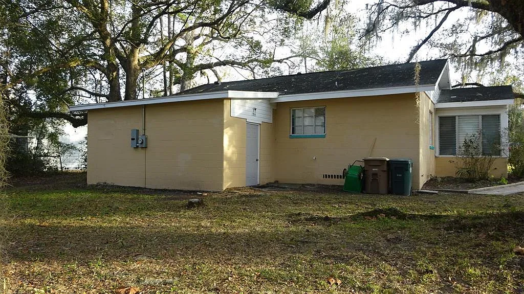 2 bed, 1.0 bath, 1008 sqft, $1,300 — Photo 2