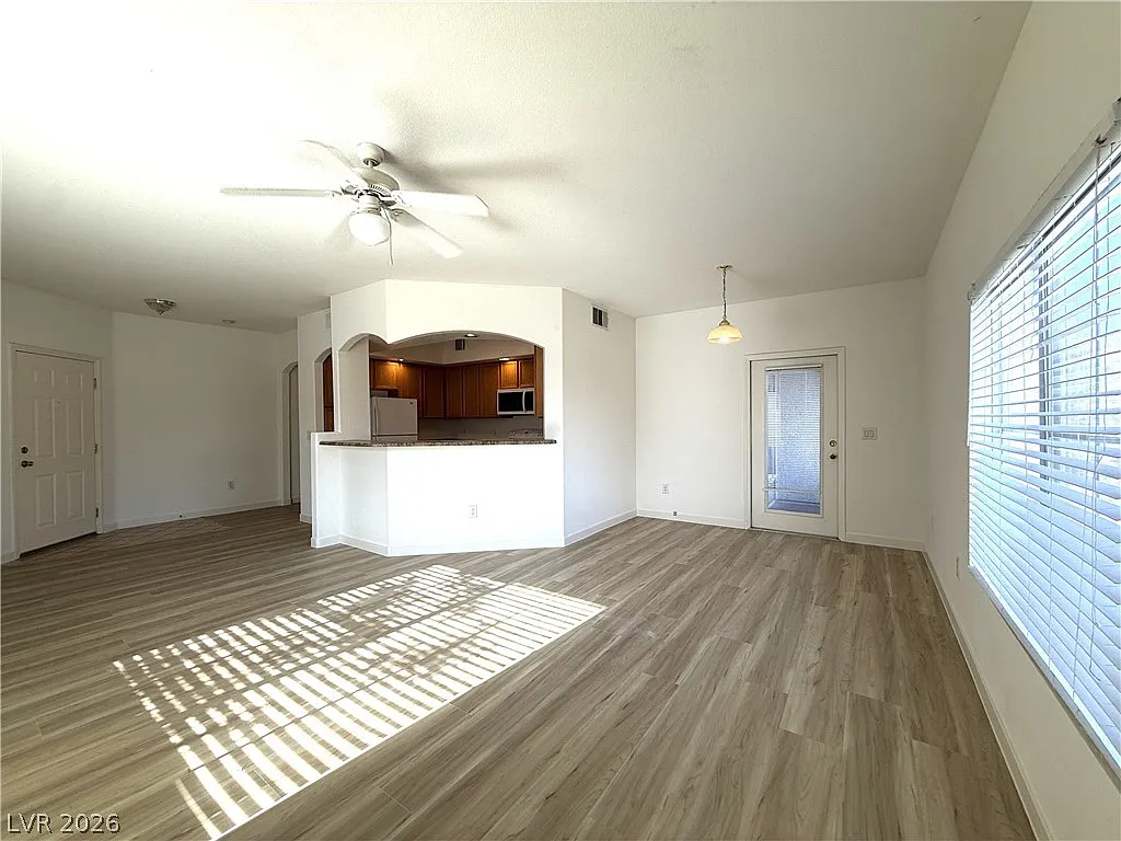3 bed, 2.0 bath, 1409 sqft, $1,690 — Photo 3