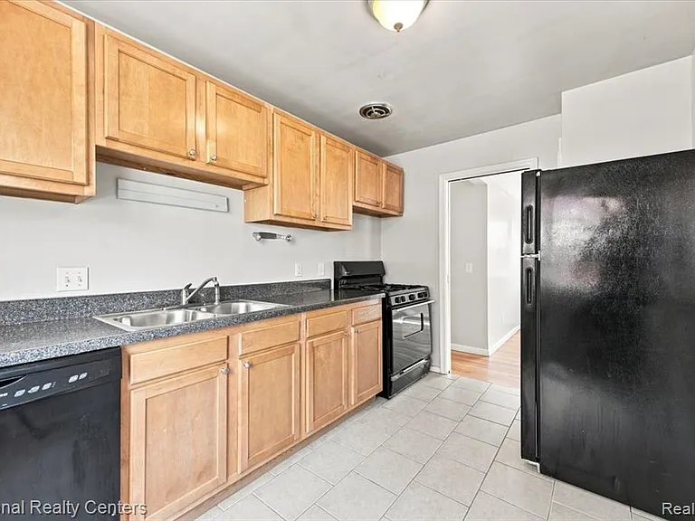 26280 Pinehurst St — Photo 3