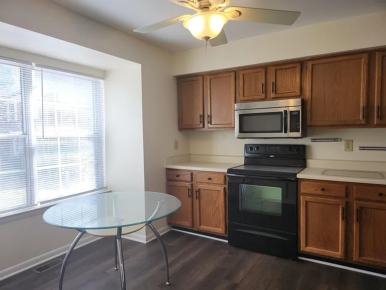 8212 Londonderry Ct — Photo 5