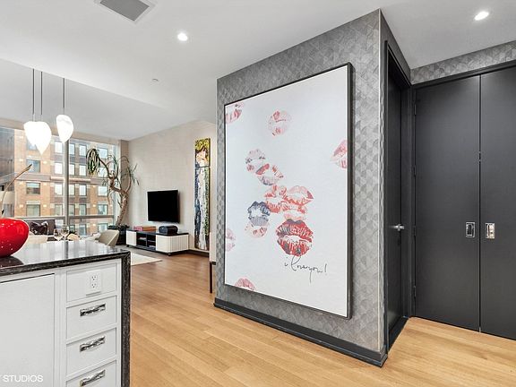 5th image of 157 W 57th St APT 34D