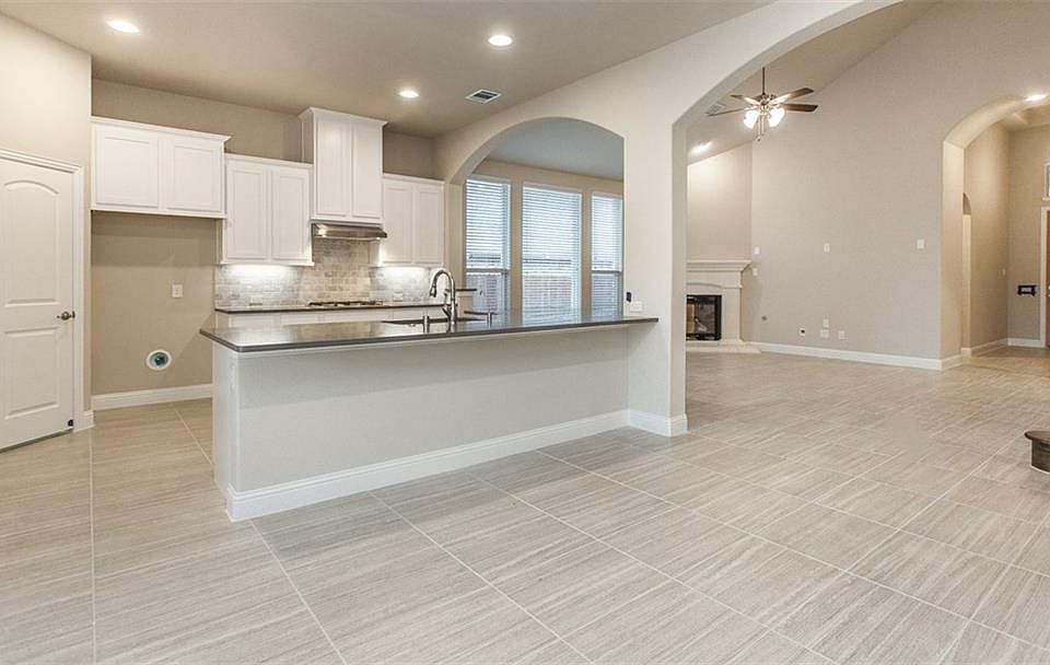 1st image of 908 Summer Ln