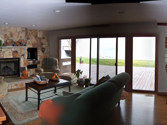 Family Room w/Fireplace