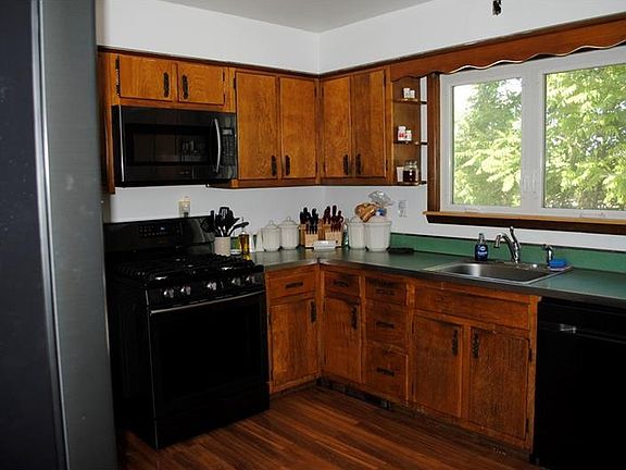 2nd image of 700 Stella St
