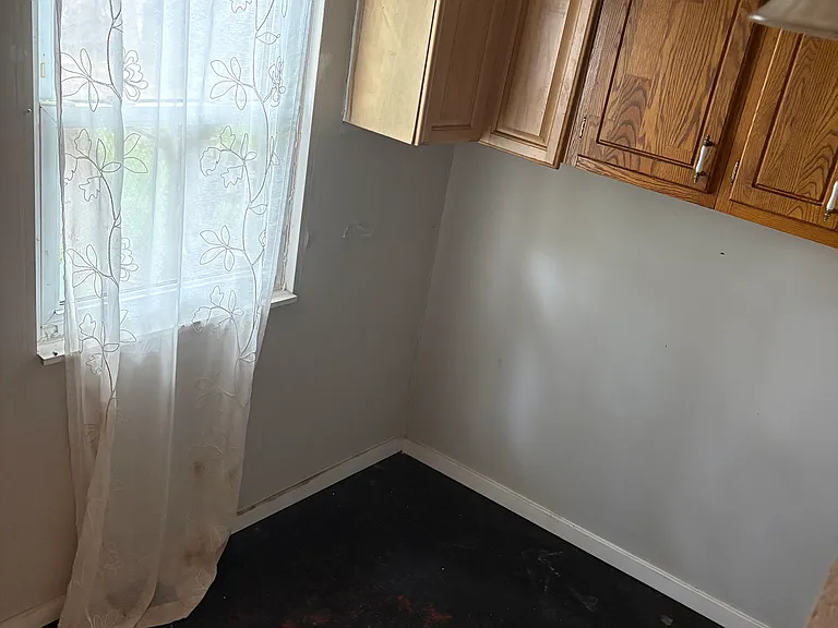 229 W Spruce St — Photo 6
