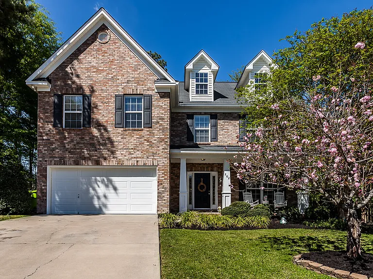 202 Castlebury Dr — Photo 2