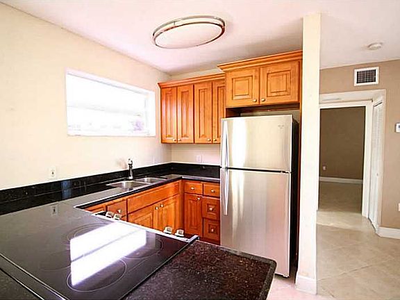 4th image of 1601 N Treasure Dr