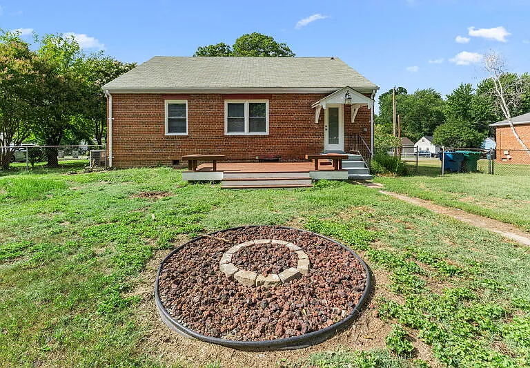 2501 Williams St — Photo 5