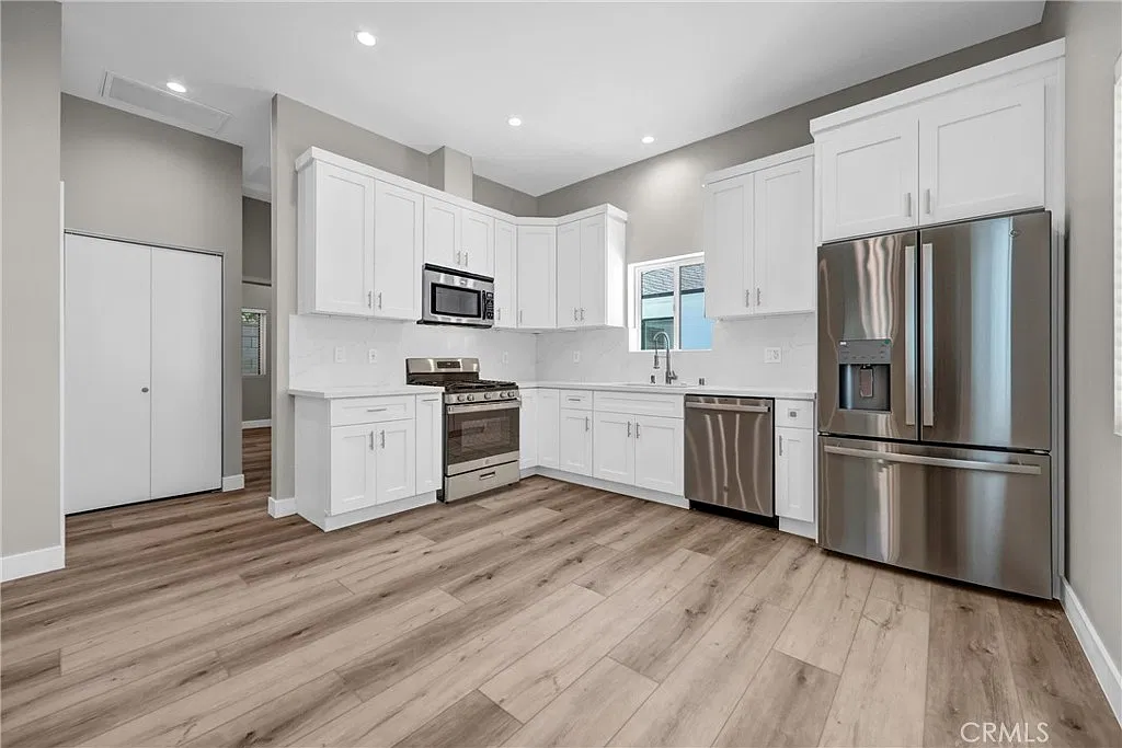 2 bed, 853 sqft, $3,200 — Photo 1
