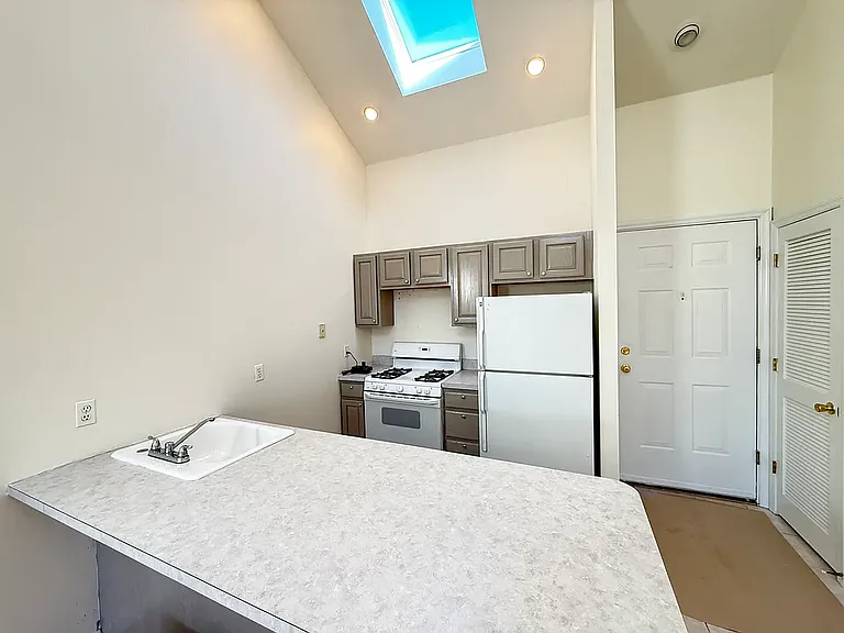 200 Davis Ave #13C — Photo 6