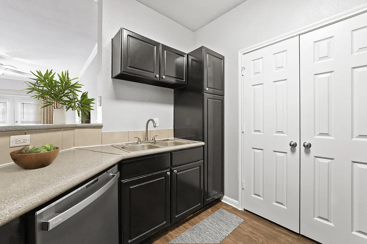 Stonebrook Apartments — Photo 2