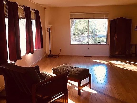 3rd image of 2927 Crystal Dr