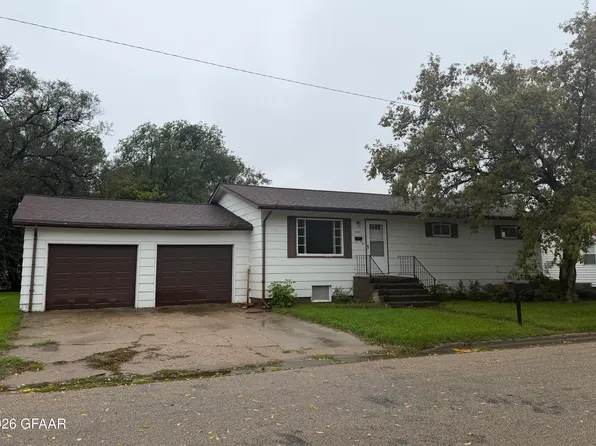 110 7th St E, Park River, ND 58270