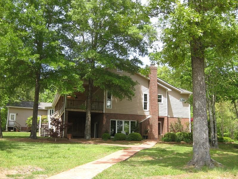 2nd image of 1915 Muller Rd