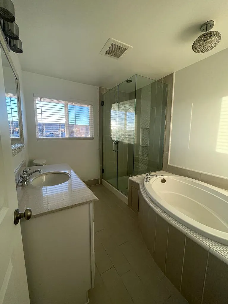 8 bed, 2909 sqft, $775 — Photo 2