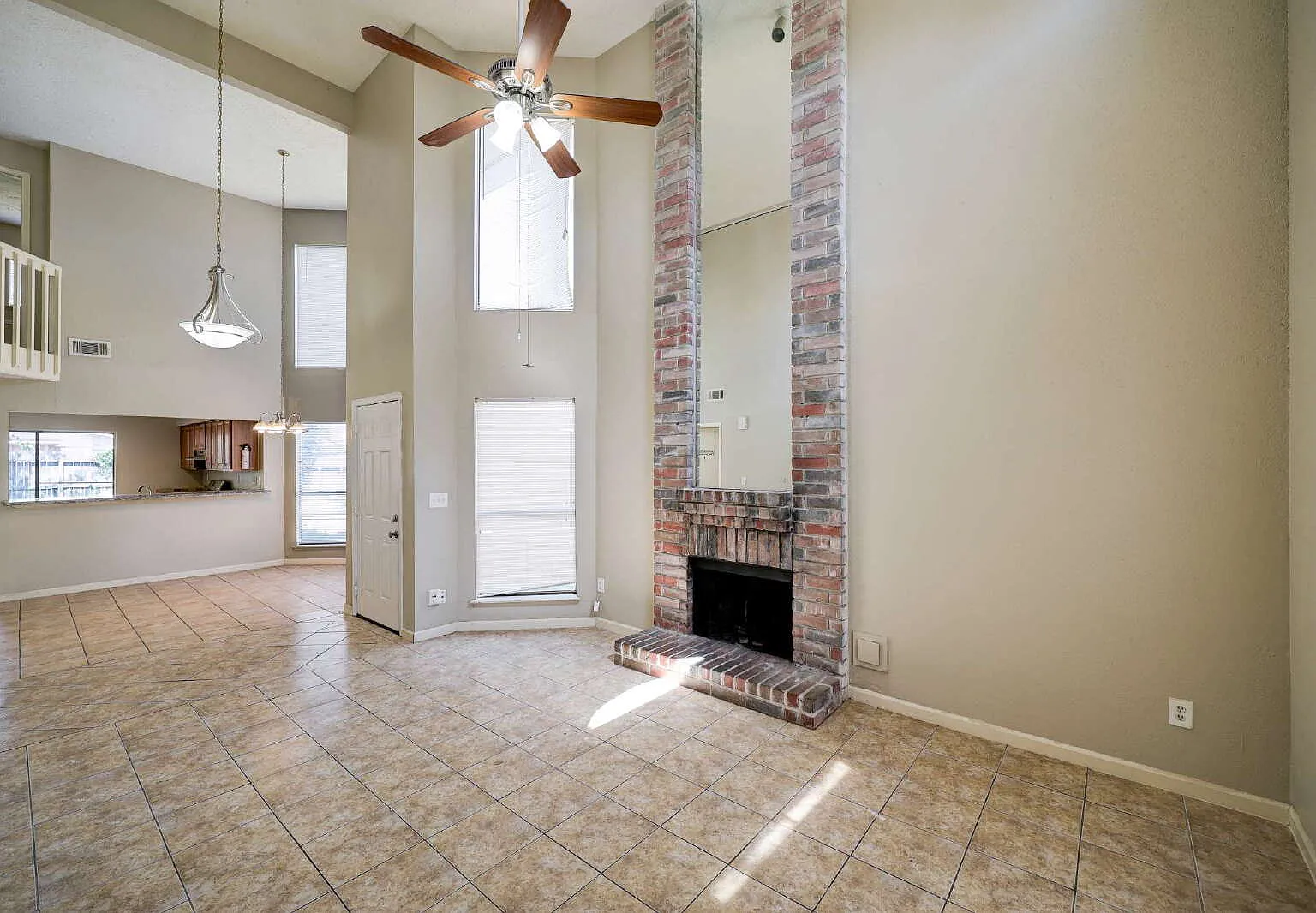 4 bed, 2.0 bath, 1955 sqft, $1,895 — Photo 4