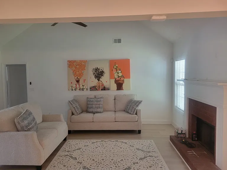 Queen Elizabeth Dr — Photo 5