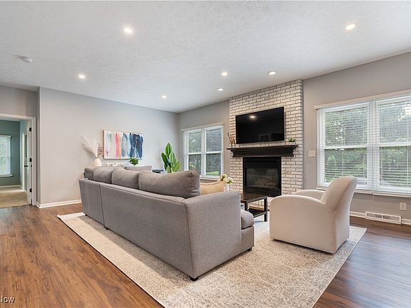 3rd image of 8959 Cinnabar Dr
